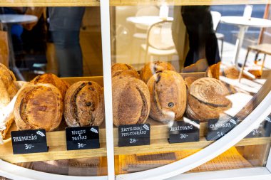 Fırın vitrininde sergilenen taze bir ekmek seçimi. Sao Paulo şehri, Brezilya