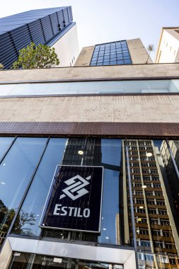 Sao Paulo, Brezilya, Ağustos 01, 2025. Paulista Bulvarı 'ndaki Brasil bankasının ön cephesinde stil tabelası var. Sao Paulo, Brezilya şehir merkezi. Portekizce yaz: estilo