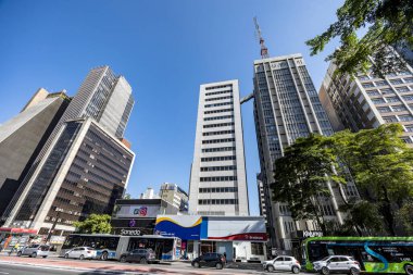 Sao Paulo, Brezilya - Ağustos 01 2025 - güneşli bir günde Brezilya 'nın Sao Paulo kentindeki Avenida Paulista boyunca gökdelenler görülüyor. Sao Paulo şehrinin finans merkezindeki ofis binaları
