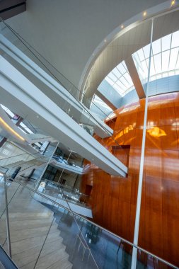 Kopenhag, Danimarka - Nisan 01 2025: Kopenhag Opera Binası 'nın iç görünümü. Danimarka 'nın ulusal opera binası ve dünyanın en modern opera binaları arasındadır..