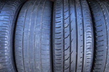 Kazaya sebebiyet verme riski nedeniyle atılan eski lastikleri kapatın..