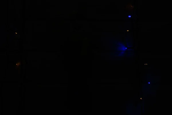 Tamamen Karanlıkta Küçük Sarı Mavi Ampuller — Stok fotoğraf