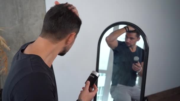 Kiova Ukraina Marraskuu 2022 Mies Peilin Edessä Muotoilee Hiuksiaan Miesten — kuvapankkivideo