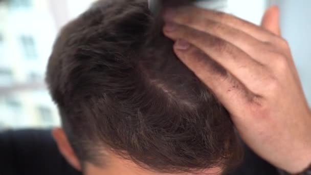 Kyiv Ukraina November 2022 Seorang Pria Depan Cermin Menata Rambutnya — Stok Video
