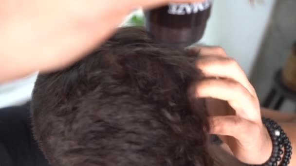 Kyiv Ukrayna Kasım 2022 Aynanın Karşısında Bir Adam Saçını Şekillendiriyor — Stok video