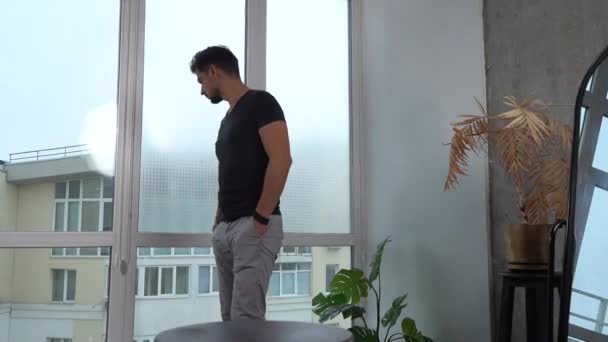 Kyiv Ukraina November 2022 Seorang Pria Depan Cermin Menata Rambutnya — Stok Video