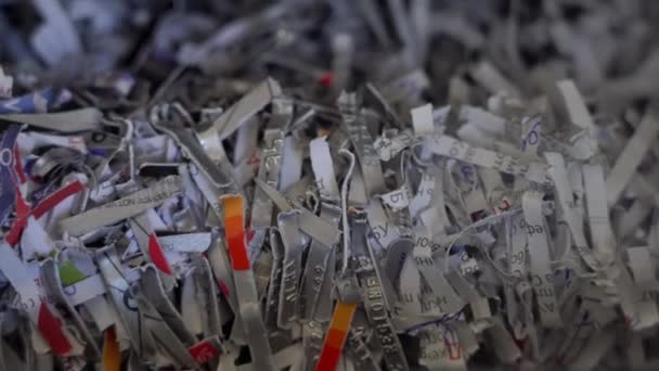Recycelte Bankkarte Recycelte Dokumente Überreste Von Dokumenten Nach Entsorgung — Stockvideo