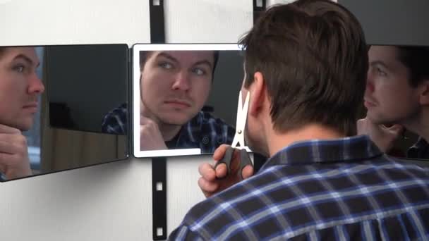 Чоловік Вішає Розумне Дзеркало Двері Чоловік Показує Свою Красу Перед — стокове відео