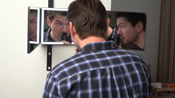 Man Hangs Smart Mirror Door Man Shows His Beauty Front — Vídeo de Stock