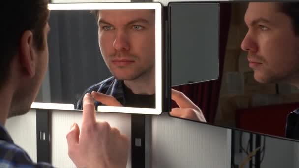 Man Hangs Smart Mirror Door Man Shows His Beauty Front — 图库视频影像