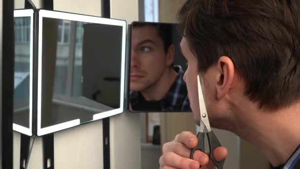 Man Hangs Smart Mirror Door Man Shows His Beauty Front — Vídeos de Stock