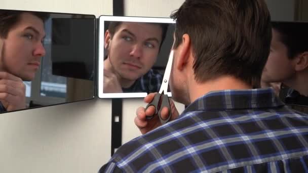Мужчина Вешает Дверь Умное Зеркало Мужчина Показывает Свою Красоту Перед — стоковое видео