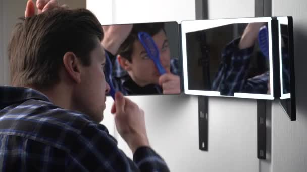 Man Hangs Smart Mirror Door Man Shows His Beauty Front — Vídeo de stock