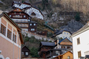 Hallstatt, Avusturya - Mart 2023: Şehir manzarası güzel. Mountain Gölü. Dağların arasındaki göl. Orman gölü yakınlarındaki dağlarda kulübeler..