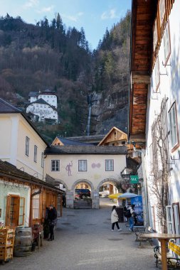Hallstatt, Avusturya - Mart 2023: Şehir manzarası güzel. Mountain Gölü. Dağların arasındaki göl. Orman gölü yakınlarındaki dağlarda kulübeler..