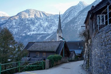 Hallstatt, Avusturya - Mart 2023: Şehir manzarası güzel. Mountain Gölü. Dağların arasındaki göl. Orman gölü yakınlarındaki dağlarda kulübeler..