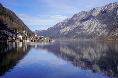 Hallstatt, Hallstetter Gölü, Avusturya - Mart 2023: Şehir manzarası güzel. Mountain Gölü. Dağların arasındaki göl. Orman gölü yakınlarındaki dağlarda kulübeler..