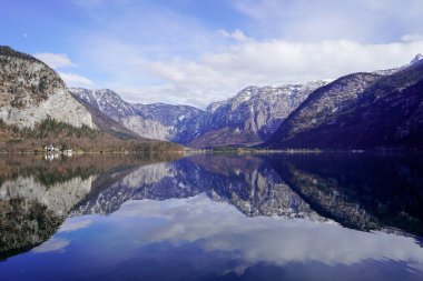 Hallstatt, Hallstetter Gölü, Avusturya - Mart 2023: Şehir manzarası güzel. Mountain Gölü. Dağların arasındaki göl. Orman gölü yakınlarındaki dağlarda kulübeler..