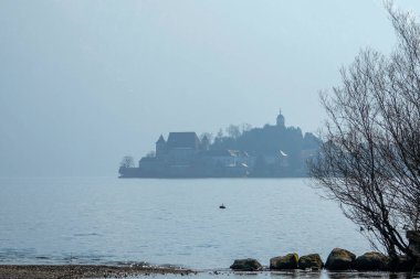 Traunkirchen, Avusturya - Mart 2023: Güzel şehir manzarası. Mountain Gölü. Dağların arasındaki göl. Orman gölü yakınlarındaki dağlarda kulübeler..