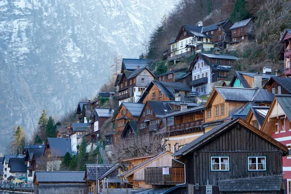 Hallstatt, Avusturya - Mart 2023: Şehir manzarası güzel. Mountain Gölü. Dağların arasındaki göl. Orman gölü yakınlarındaki dağlarda kulübeler..