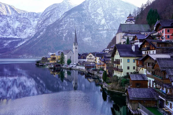ハルシュタット ホルシュテッター湖 オーストリア 2023年3月 街の素晴らしい景色 マウンテンレイクだ 山の中の湖 森の湖の近くの山の中に小屋 — ストック写真