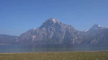 Aueck, Traunkirchen, Avusturya - Mart 2023: Güzel şehir manzarası. Mountain Gölü. Dağların arasındaki göl. Orman gölü yakınlarındaki dağlarda kulübeler..
