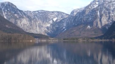 Hallstatt, Hallstetter Gölü, Avusturya - Mart 2023: Şehir manzarası güzel. Mountain Gölü. Dağların arasındaki göl. Orman gölü yakınlarındaki dağlarda kulübeler.. 