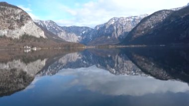 Hallstatt, Hallstetter Gölü, Avusturya - Mart 2023: Şehir manzarası güzel. Mountain Gölü. Dağların arasındaki göl. Orman gölü yakınlarındaki dağlarda kulübeler.. 