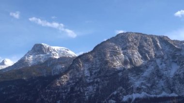 Hallstatt, Hallstetter Gölü, Avusturya - Mart 2023: Şehir manzarası güzel. Mountain Gölü. Dağların arasındaki göl. Orman gölü yakınlarındaki dağlarda kulübeler.. 