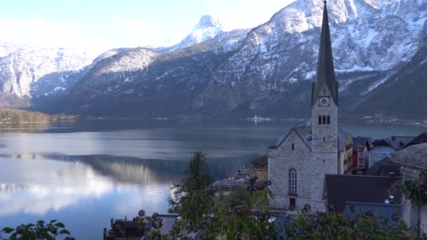ハルシュタット ホルシュテッター湖 オーストリア 2023年3月 街の素晴らしい景色 マウンテンレイクだ 山の中の湖 森の湖の近くの山の中に小屋 — ストック動画