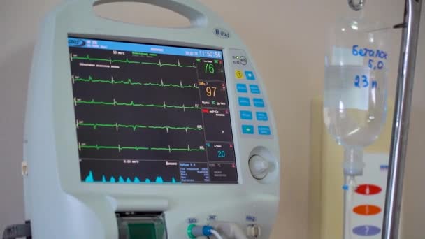 乌克兰基辅 2023年4月 心脏研究所 病人监测器显示心脏数据 病人监视器上的线条 是机体生命活动的图表 在医院房间里的投弹手 — 图库视频影像