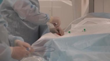 Kyiv, Ukrayna - Nisan 2023: Kalp Enstitüsü. Cerrahlar kalp ameliyatı yaparlar. Ameliyat odası. Doktorlar kalp ameliyatı yaparlar. Doktorlar elleri yakın çekimde.