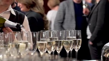 Kyiv, Ukrayna - Mayıs 2023: çok sayıda şampanya. Şirket partisinde kadehlere şampanya dökülür..