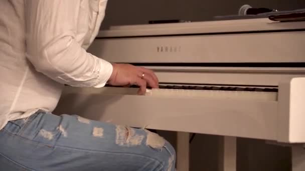 Kiev Ucrânia Maio 2023 Mãos Masculinas Tocam Piano Teclas Piano — Vídeo de Stock