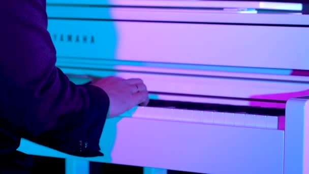 우크라이나 키예프 2023 피아노를 화이트 피아노 — 비디오