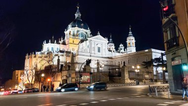 Madrid, İspanya - Mart 2023: Almudena Katedrali manzarası.