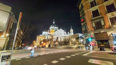 Madrid, İspanya - Mart 2023: Almudena Katedrali manzarası.