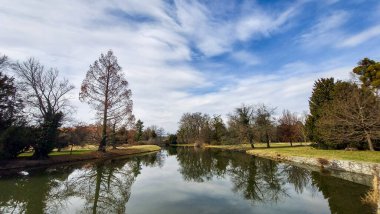 Lednice, Çek Cumhuriyeti - Mart 2023 Lednice Kalesi. Güzel kale ve bahçe