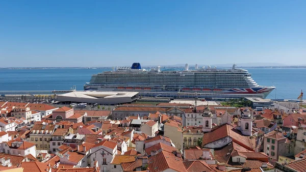Lizbon Portekiz Mart 2023 Evlerin Limanın Çatılarının Manzarası Şehir Emlakçılığı — Stok fotoğraf