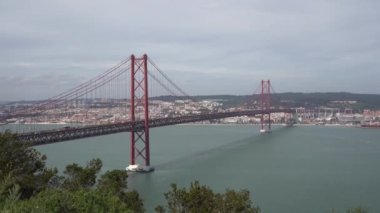 Lizbon, Portekiz - Mart 2023: 25 Nisan Köprüsü ve Lizbon şehri manzarası. 25 de Abril Köprüsü