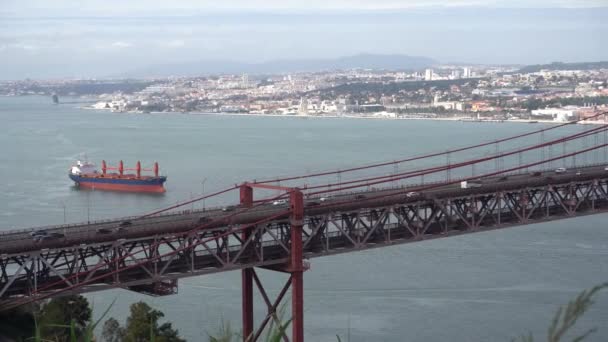 葡萄牙里斯本 2023年3月 4月25日大桥与里斯本市的景观 Abril Bridge — 图库视频影像