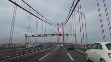 Lizbon, Portekiz - Mart 2023: 25 Nisan Köprüsü ve Lizbon şehri manzarası. 25 de Abril Köprüsü