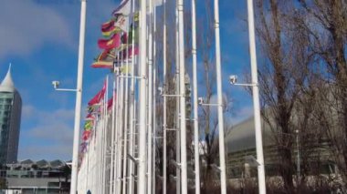 Lizbon, Portekiz - Mart 2023: Dünya ülkelerinin rutubetli sokakları. Dünyanın farklı ülkelerinin bayrakları bir arada. Dünyanın Devlet Bayrakları Sokağı