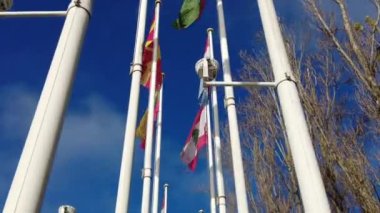 Lizbon, Portekiz - Mart 2023: Dünya ülkelerinin rutubetli sokakları. Dünyanın farklı ülkelerinin bayrakları bir arada. Dünyanın Devlet Bayrakları Sokağı