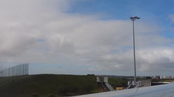포르투갈 리스본 2023 리안에어 여객기가 활주로에 비행기 — 비디오