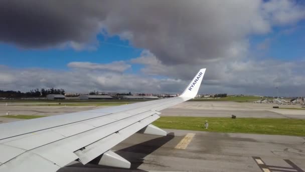 Lissabon Portugal Mars 2023 Ett Ryanairplan Lyfter Flygplan Banan — Stockvideo