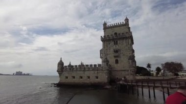 Portekiz, Lizbon - 16 Mart 2023: Torre de Belm bahçesi manzarası. Şehrin dönüm noktası. Torre de Belem Kulesi (liman. Torre de Belem - Beytüllahim Kulesi, Lizbon 'un adı geçen bölgesinde, Tagus Nehri' nde bulunan bir adada güçlendirilmiş bir yapıdır.