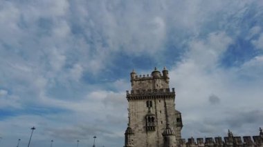 Portekiz, Lizbon - 16 Mart 2023: Torre de Belm bahçesi manzarası. Şehrin dönüm noktası. Torre de Belem Kulesi (liman. Torre de Belem - Beytüllahim Kulesi, Lizbon 'un adı geçen bölgesinde, Tagus Nehri' nde bulunan bir adada güçlendirilmiş bir yapıdır.