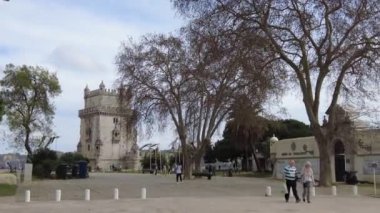 Portekiz, Lizbon, 16 Mart 2023: Büyük Başarı Kalesi manzarası, müzede sergiler. Müzedeki askeri teçhizat. Forte do Bom Sucesso.