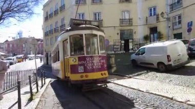 Portekiz, Lizbon, 15 Mart 2023, Tram 28. Güzel bir şehrin sokakları. Lizbon Tramvayı turistik bir eğlence ve toplu taşıma aracı.
